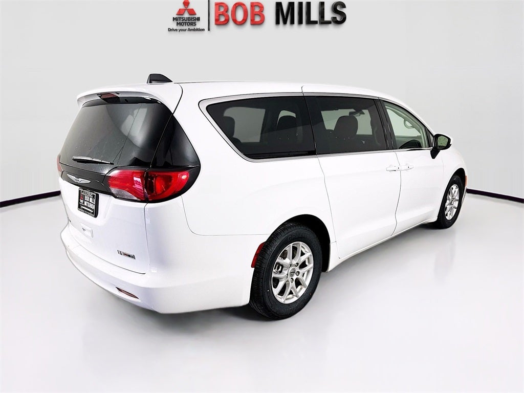 2022 Chrysler Voyager LX