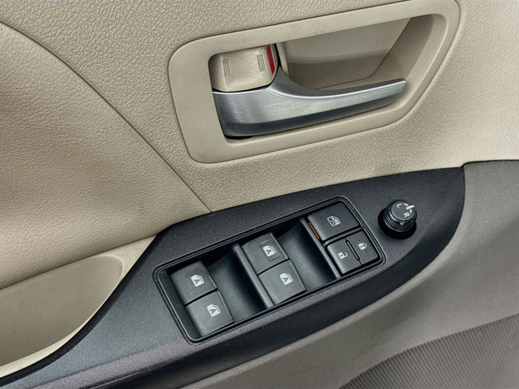 2016 Toyota Sienna LE 8 Passenger