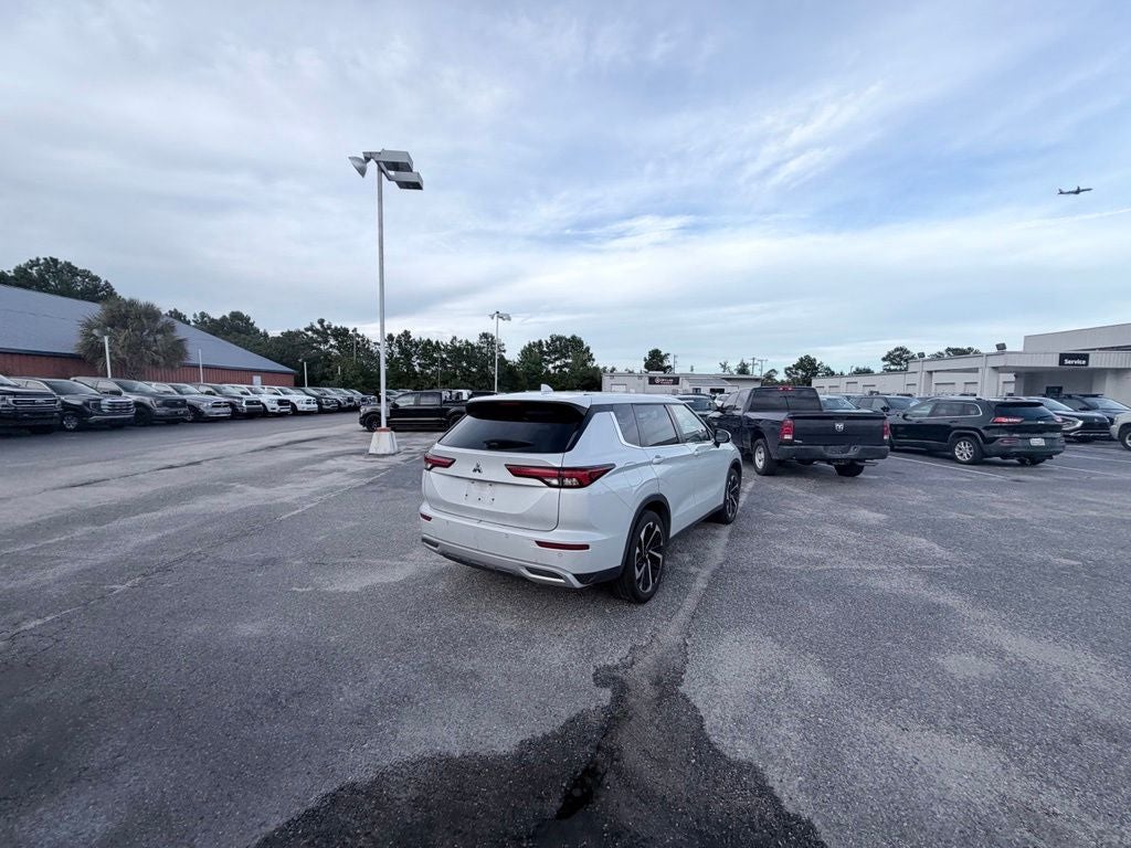 2023 Mitsubishi Outlander SE