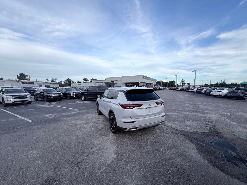 2023 Mitsubishi Outlander SE