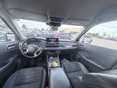 2023 Mitsubishi Outlander SE